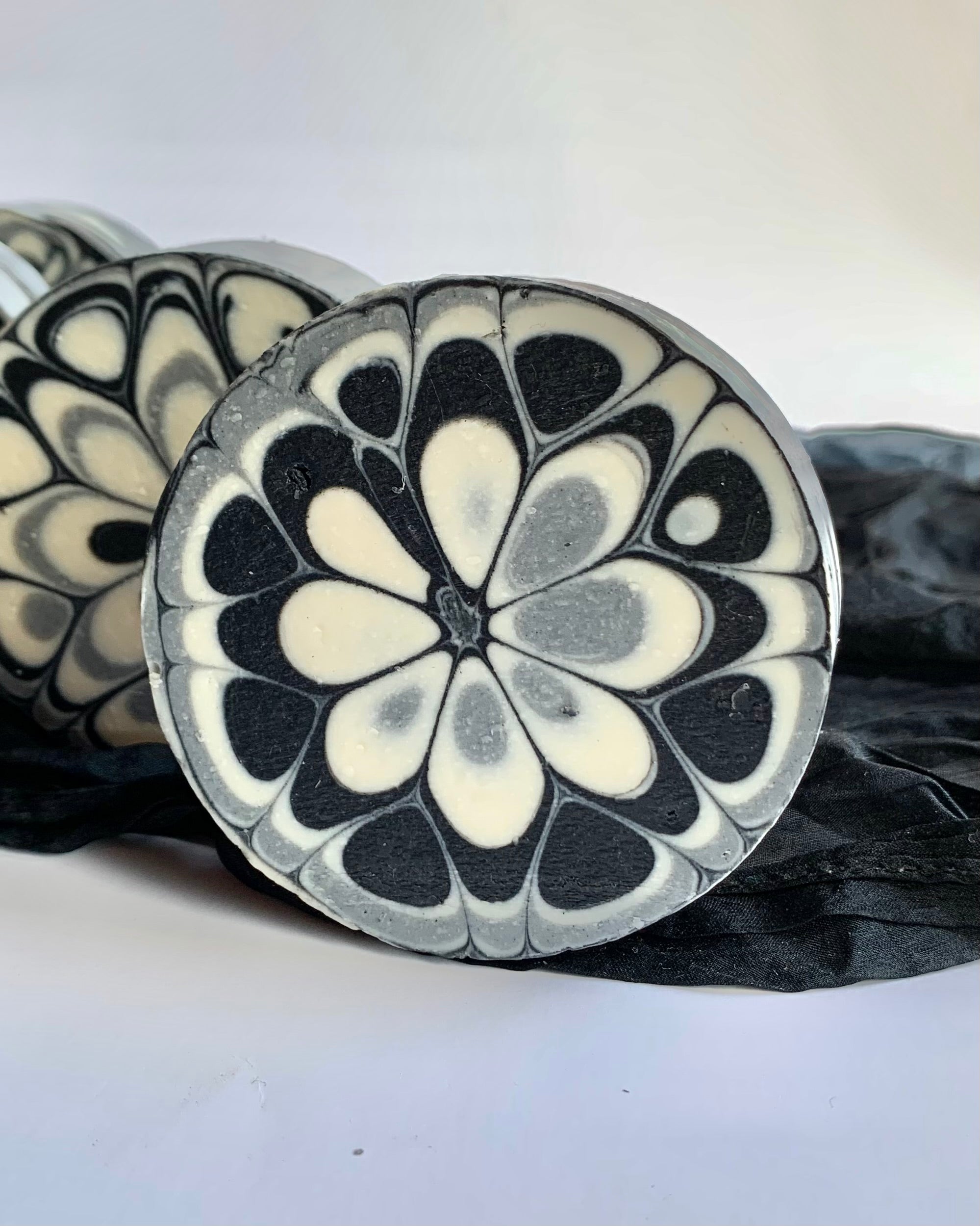 Mandalas ziepes sejai un ķermenim, baltais māls - ogle