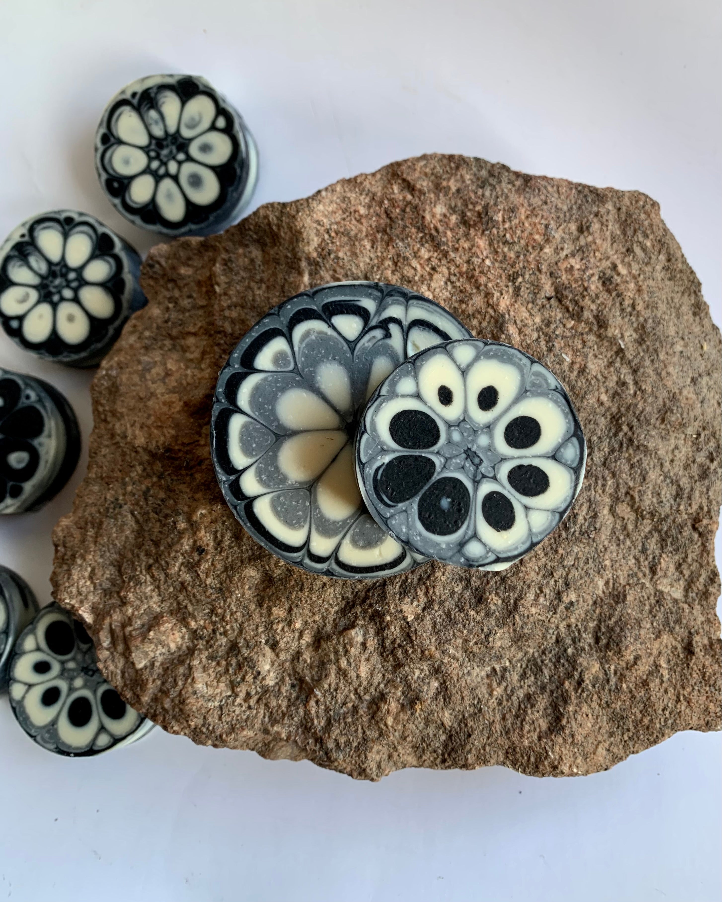 Mini mandalas ziepes sejai un ķermenim, baltais māls - ogle