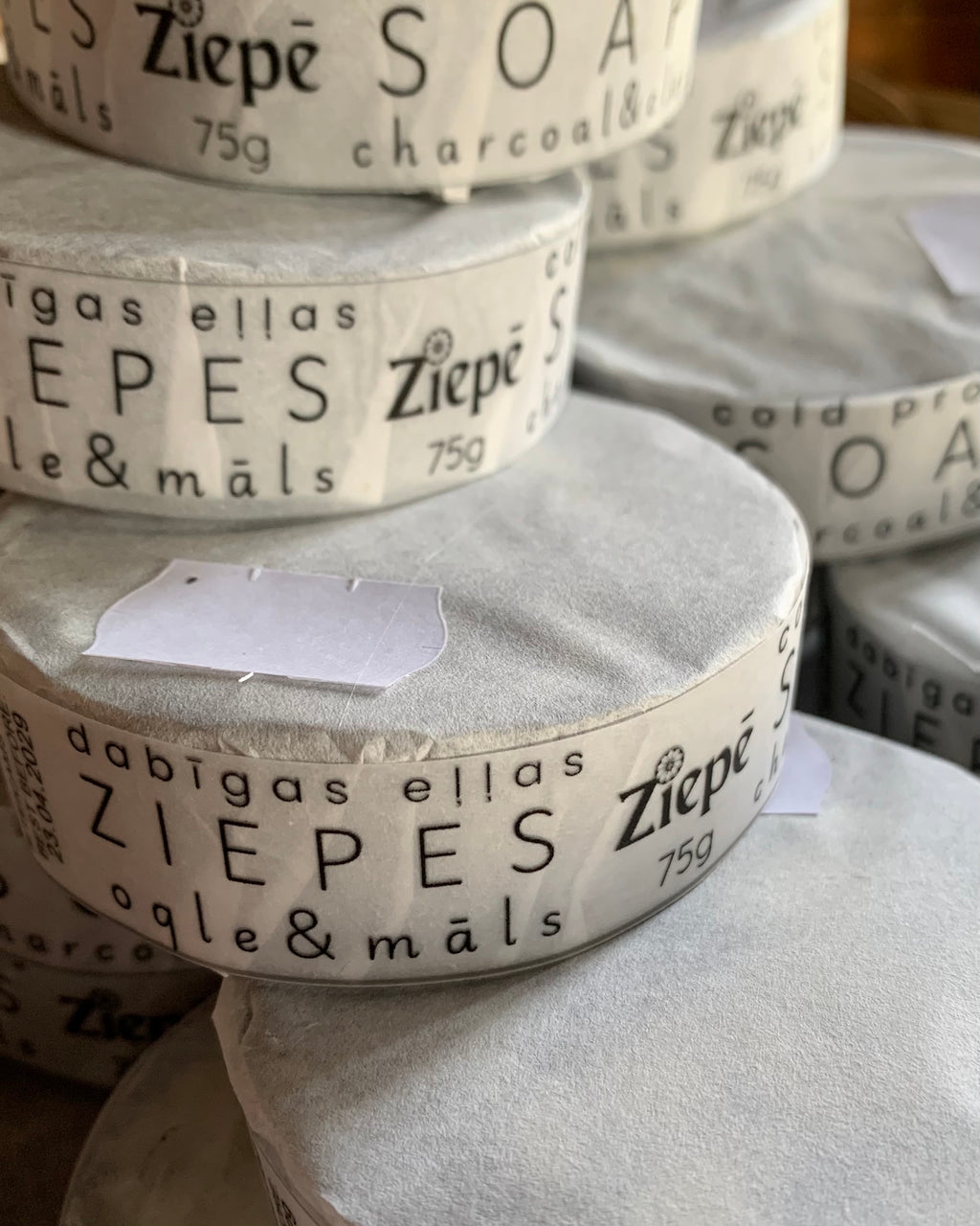 Nestandarta izskats, perfekts sastāvs - ziepes ar ogli un balto mālu