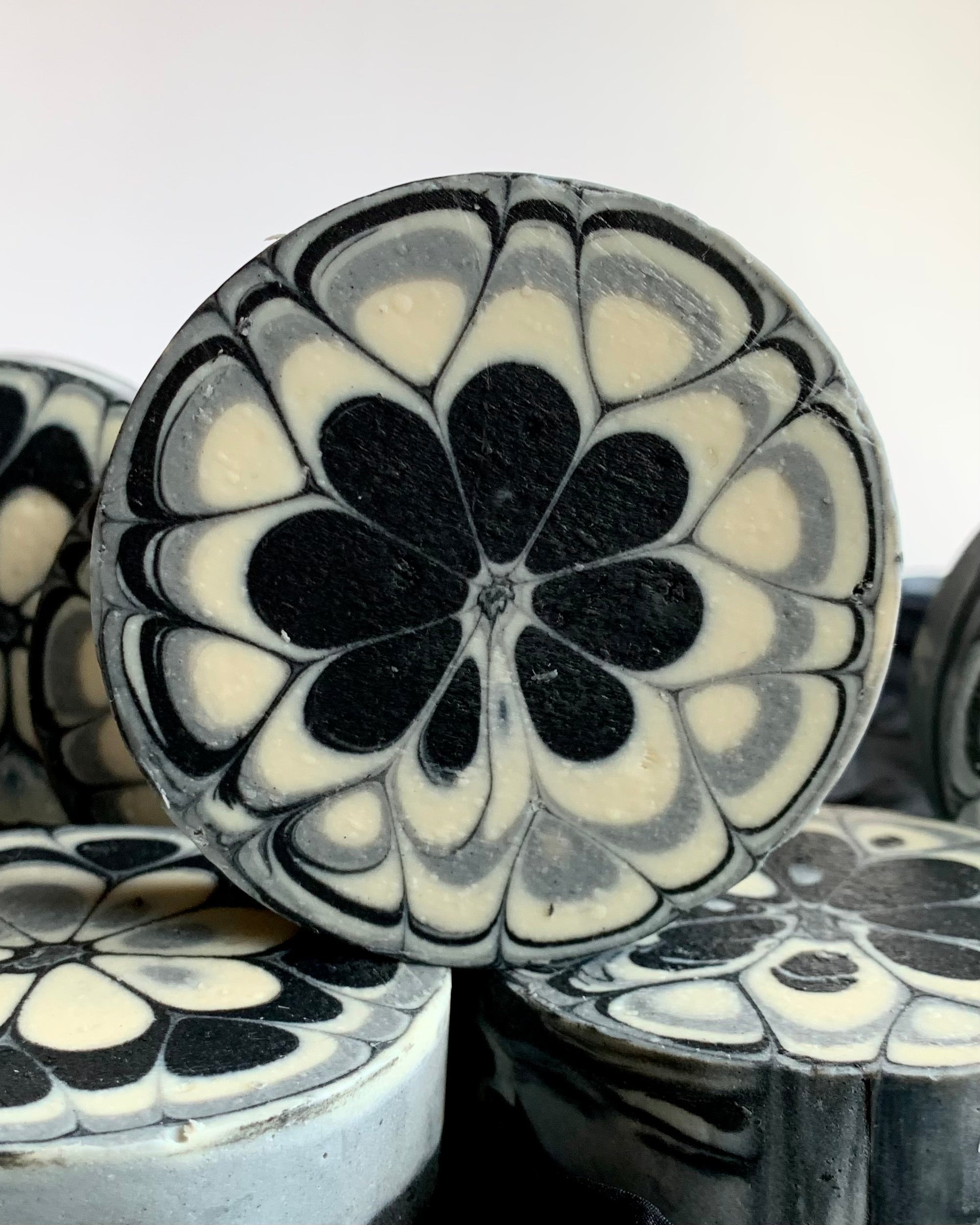 Mandalas ziepes sejai un ķermenim, baltais māls - ogle