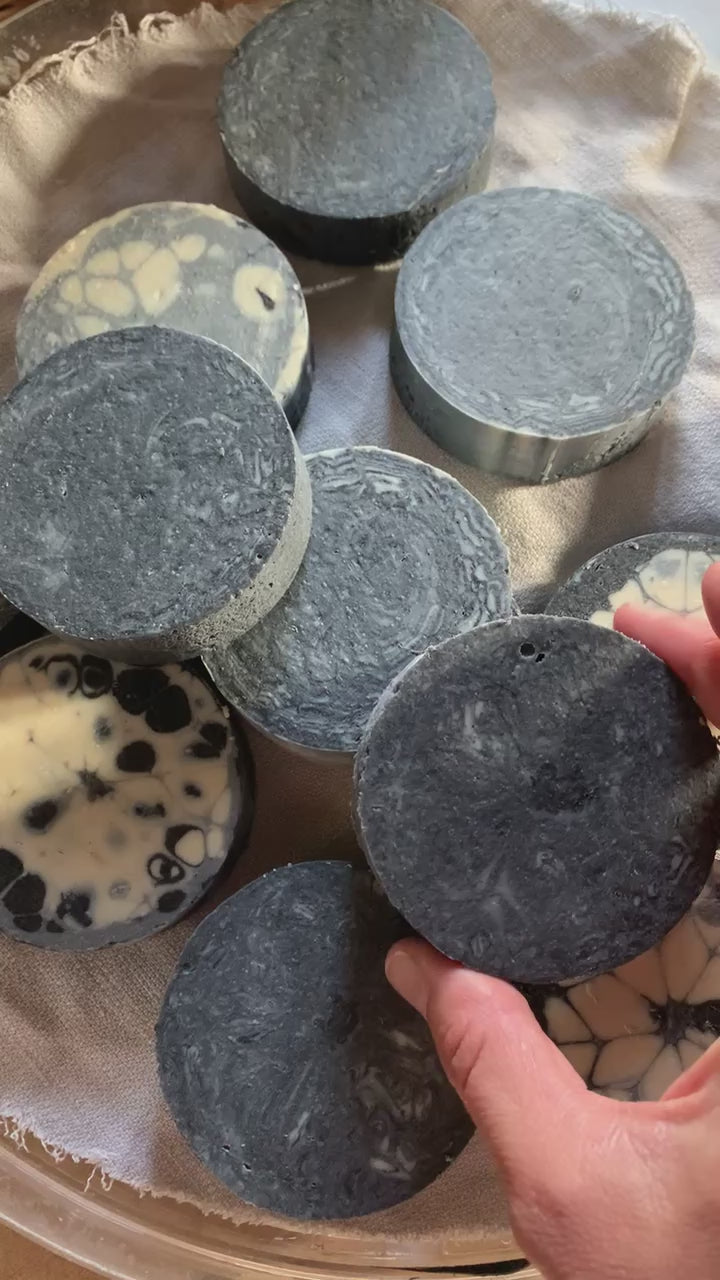 Nestandarta izskats, perfekts sastāvs - ziepes ar ogli un balto mālu